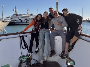 Equipaggio e ospiti a bordo dello yacht